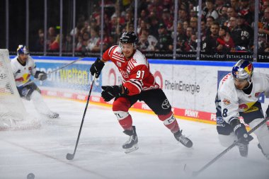 COLOGNE, Almanya - 15 Eylül 2022: Hokey maçı DEL Koelner Haie - EHC Red Bull Munchen