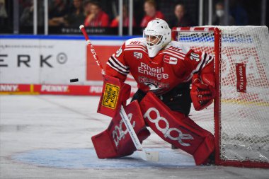 COLOGNE, Almanya - 15 Eylül 2022: Hokey maçı DEL Koelner Haie - EHC Red Bull Munchen