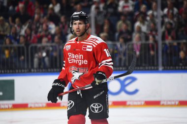 COLOGNE, Almanya - 15 Eylül 2022: Hokey maçı DEL Koelner Haie - EHC Red Bull Munchen