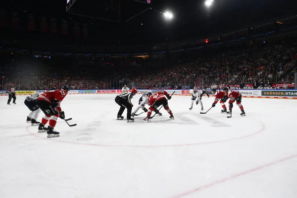 COLOGNE, Almanya - 15 Eylül 2022: Hokey maçı DEL Koelner Haie - EHC Red Bull Munchen