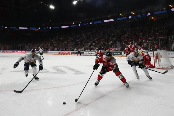 COLOGNE, Almanya - 15 Eylül 2022: Hokey maçı DEL Koelner Haie - EHC Red Bull Munchen