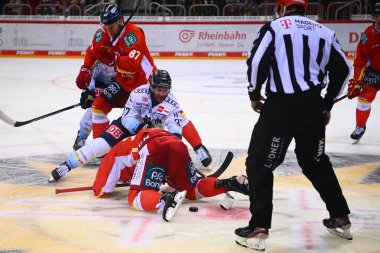 DUESSELDORF, Almanya - 16 Eylül 2022: Hokey maçı DEL Duesseldorfer EG - ERC Ingolstadt