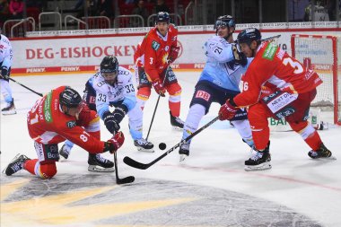 DUESSELDORF, Almanya - 16 Eylül 2022: Hokey maçı DEL Duesseldorfer EG - ERC Ingolstadt