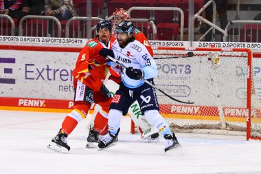 DUESSELDORF, Almanya - 16 Eylül 2022: Hokey maçı DEL Duesseldorfer EG - ERC Ingolstadt