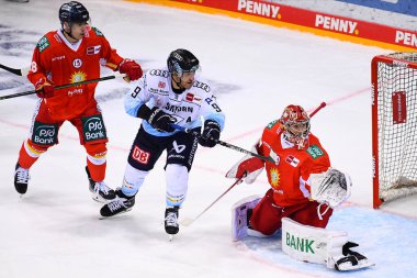 DUESSELDORF, Almanya - 16 Eylül 2022: Hokey maçı DEL Duesseldorfer EG - ERC Ingolstadt