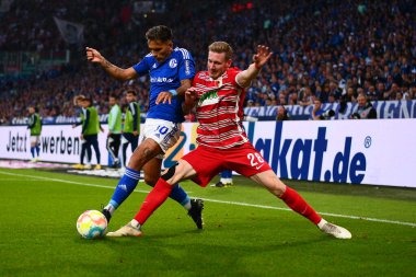 GELSENKIRCHEN, GERMANY - 2 Ekim 2022: Bundesliga FC Schalke 04-FC Augsburg futbol karşılaşması