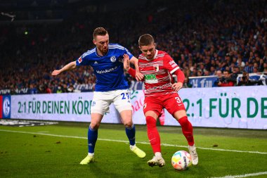 GELSENKIRCHEN, GERMANY - 2 Ekim 2022: Mads Pedersen - Rodrigo Zalazar. Bundesliga FC Schalke 04-FC Augsburg futbol karşılaşması