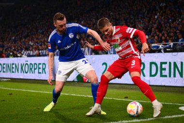 GELSENKIRCHEN, GERMANY - 2 Ekim 2022: Mads Pedersen Tobias Mohr 'a karşı. Bundesliga FC Schalke 04-FC Augsburg futbol karşılaşması