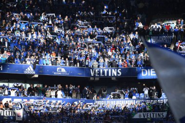 GELSENKIRCHEN, GERMANY - 2 Ekim 2022: Bundesliga FC Schalke 04-FC Augsburg futbol karşılaşması