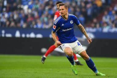 GELSENKIRCHEN, ALMANY - 2 Ekim 2022 Sebastian Polter. Bundesliga FC Schalke 04-FC Augsburg futbol karşılaşması