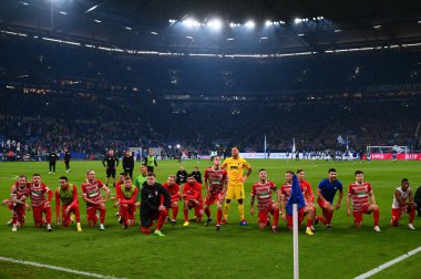 GELSENKIRCHEN, GERMANY - 2 Ekim 2022: Bundesliga FC Schalke 04 - FC Augsburg futbol karşılaşması sırasında Şükran Günü hayranları