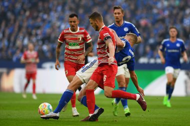 GELSENKIRCHEN, GERMANY - 2 Ekim 2022 Jeffrey Gouweleeuw. Bundesliga FC Schalke 04-FC Augsburg futbol karşılaşması