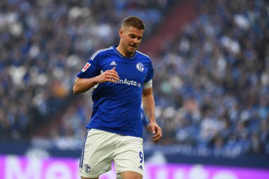 GELSENKIRCHEN, GERMANY - 2 Ekim 2022 Simon Terodde. Bundesliga FC Schalke 04-FC Augsburg futbol karşılaşması