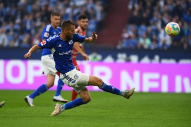 GELSENKIRCHEN, GERMANY - 2 Ekim 2022: Dominick Drexler. Bundesliga FC Schalke 04-FC Augsburg futbol karşılaşması