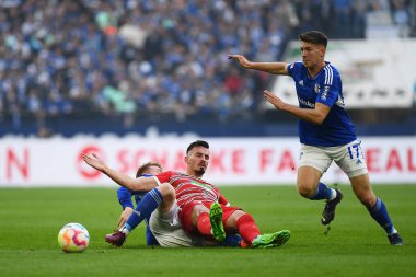 GELSENKIRCHEN, GERMANY - 2 Ekim 2022: Moergim Berisha, Bundesliga FC Schalke 04-FC Augsburg futbol karşılaşması