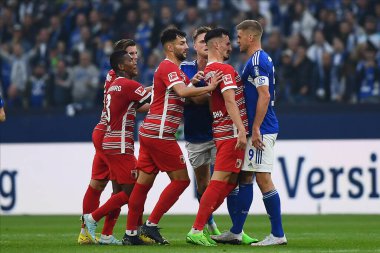 GELSENKIRCHEN, GERMANY - 2 Ekim 2022: Bundesliga FC Schalke 04-FC Augsburg futbol karşılaşması
