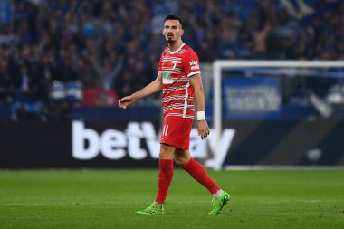 GELSENKIRCHEN, GERMANY - 2 Ekim 2022: Moergim Berisha, Bundesliga FC Schalke 04-FC Augsburg futbol karşılaşması