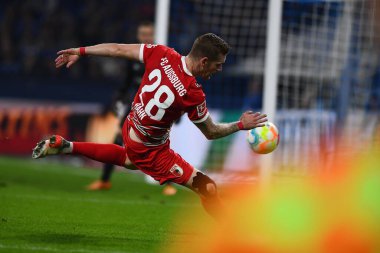 GELSENKIRCHEN, ALMANY - 2 Ekim 2022 Andre Hahn. Bundesliga FC Schalke 04-FC Augsburg futbol karşılaşması
