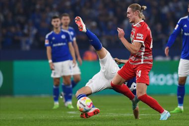 GELSENKIRCHEN, ALMANY - 2 Ekim 2022: Fredrik Jensen. Bundesliga FC Schalke 04-FC Augsburg futbol karşılaşması