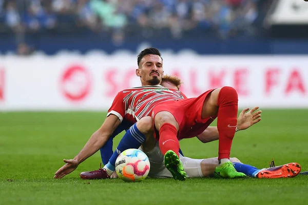 GELSENKIRCHEN, GERMANY - 2 Ekim 2022: Moergim Berisha, Bundesliga FC Schalke 04-FC Augsburg futbol karşılaşması