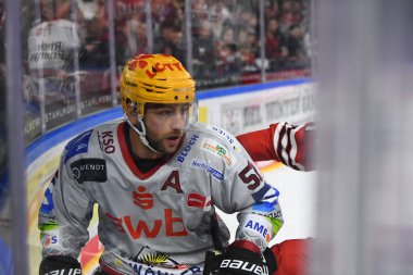 COLOGNE, GERMANY - 4 Ekim 2022: Hokey maçı DEL Koelner Haie - REV Bremerhaven (Fischtown Pinguins)
