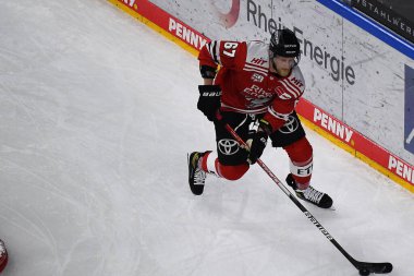 COLOGNE, GERMANY - 4 Ekim 2022: Hokey maçı DEL Koelner Haie - REV Bremerhaven (Fischtown Pinguins)