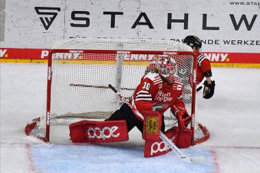 COLOGNE, GERMANY - 4 Ekim 2022: Hokey maçı DEL Koelner Haie - REV Bremerhaven (Fischtown Pinguins)