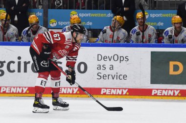 COLOGNE, GERMANY - 4 Ekim 2022: Hokey maçı DEL Koelner Haie - REV Bremerhaven (Fischtown Pinguins)