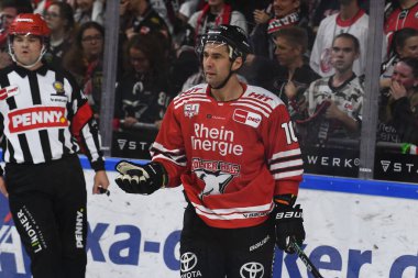COLOGNE, GERMANY - 4 Ekim 2022: Hokey maçı DEL Koelner Haie - REV Bremerhaven (Fischtown Pinguins)