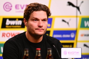 DORTMUND, Almanya - 8 Ekim 2022: Edin Terzic. Bundesliga Borussia Dortmund Bayern Münih 'e karşı.