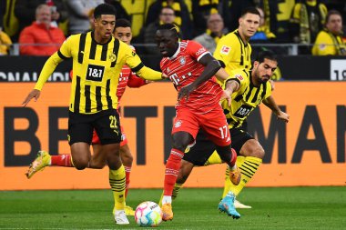 DORTMUND, ALMANY - 8 Ekim 2022: Jude Bellingham Sadio Mane 'e karşı, Bundesliga Borussia Dortmund Bayern Münih' e karşı