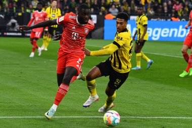 8 Ekim 2022 'de Jude Bellingham, Dayot Upamecano' ya karşı. Bundesliga Borussia Dortmund Bayern Münih 'e karşı.