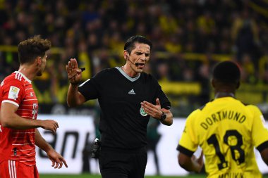 DORTMUND, Almanya - 8 Ekim 2022: Deniz Aytekin, Bundesliga Borussia Dortmund Bayern Münih 'e karşı futbol maçı