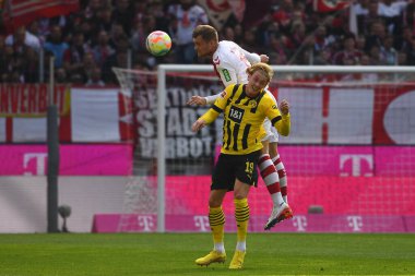 KOELN, ALMANY - 01 Ekim 2022: Julian Brandt, Luca Kilian 'a karşı. Bundesliga 1.FC Koeln, Borussia Dortmund 'a karşı.