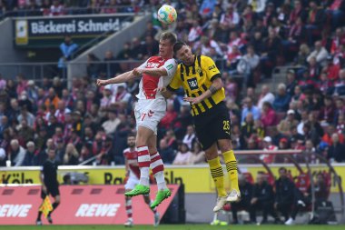 KOELN, ALMANY - 01 Ekim 2022: Steffen Tigges, Niklas Sule 'ye karşı. Bundesliga 1.FC Koeln, Borussia Dortmund 'a karşı.