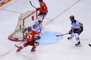 DUESSELDORF, Almanya - 29 Eylül 2022 BERNHARD EBNER HANNIBAL WeitzMANN 'a karşı. Hokey maçı DEL Duesseldorfer EG - Iserlohn Roosters