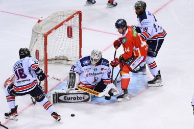 DUESSELDORF, Almanya - 29 Eylül 2022: Hokey maçı DEL Duesseldorfer EG - Iserlohn Roosters