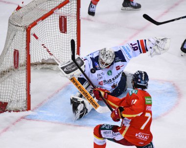 DUESSELDORF, Almanya - 29 Eylül 2022 DANIEL FISCHBUCH HANNIBAL WEITZMANN 'A karşı. Hokey maçı DEL Duesseldorfer EG - Iserlohn Roosters