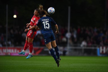 LEVERKUSEN, ALMANY - 23 Eylül 2022 Kristin Koegel, Lotta Cordes. Flyeralarm Bundesliga FC Bayer 04 - 1.FC Koeln maçı 