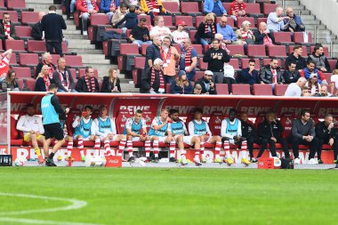 COLOGNE, ALMANY - 16 EKİM 2022: 1 benç. FC Koeln. Bundesliga 1 'in futbol maçı. FC Koeln, FC Augsburg 'a karşı. Rhein Enerji Stadyumu Futbol Stadyumu. 