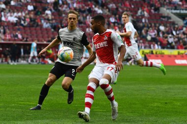 16 Ekim 2022, Linton Maina, Robert Gumny 'ye karşı. 16 Ekim 2022. Bundesliga 1 'in futbol maçı. FC Koeln, FC Augsburg 'a karşı. Rhein Enerji Stadyumu Futbol Stadyumu. 