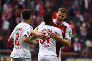 16 Ekim 2022, Steffen Tigges, Linton Maina, Almanya, Almanya. Bundesliga 1 'in futbol maçı. FC Koeln, FC Augsburg 'a karşı. Rhein Enerji Stadyumu Futbol Stadyumu. 