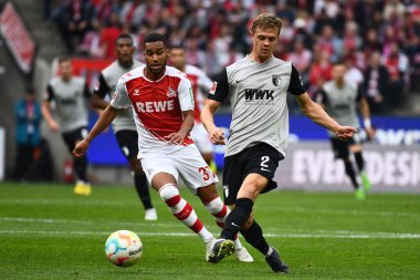 COLOGNE, ALMANY - 16 EKİM 2022: Robert Gumny, Linton Maina. Bundesliga 1 'in futbol maçı. FC Koeln, FC Augsburg 'a karşı. Rhein Enerji Stadyumu Futbol Stadyumu. 