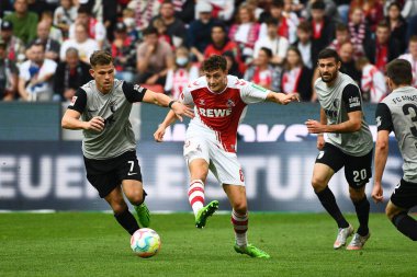 KOLOGNE, GERMANY - 16 Ekim 2022 Eric Martel, Florian Niederlechner, Daniel Caligiuri. Bundesliga 1 'in futbol maçı. FC Koeln, FC Augsburg 'a karşı. Rhein Enerji Stadyumu Futbol Stadyumu. 