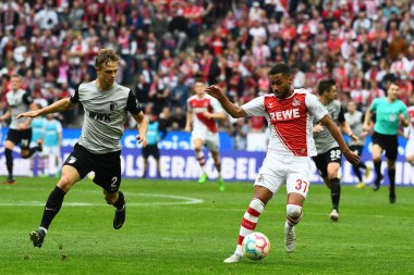 16 Ekim 2022, Linton Maina, Robert Gumny 'ye karşı. 16 Ekim 2022. Bundesliga 1 'in futbol maçı. FC Koeln, FC Augsburg 'a karşı. Rhein Enerji Stadyumu Futbol Stadyumu. 