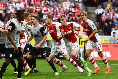 COLOGNE, Almanya - 16 Ekim 2022: Steffen Tigges, Raphael Framberger, Luca Kilian, Timo Huebers. Bundesliga 1 'in futbol maçı. FC Koeln, FC Augsburg 'a karşı. Rhein Enerji Stadyumu Futbol Stadyumu. 