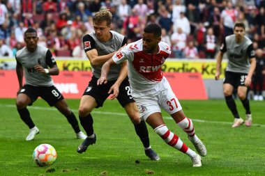 16 Ekim 2022, Linton Maina, Robert Gumny 'ye karşı. 16 Ekim 2022. Bundesliga 1 'in futbol maçı. FC Koeln, FC Augsburg 'a karşı. Rhein Enerji Stadyumu Futbol Stadyumu. 