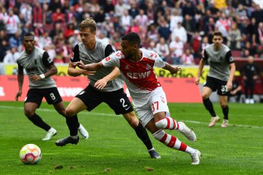 16 Ekim 2022, Linton Maina, Robert Gumny 'ye karşı. 16 Ekim 2022. Bundesliga 1 'in futbol maçı. FC Koeln, FC Augsburg 'a karşı. Rhein Enerji Stadyumu Futbol Stadyumu. 