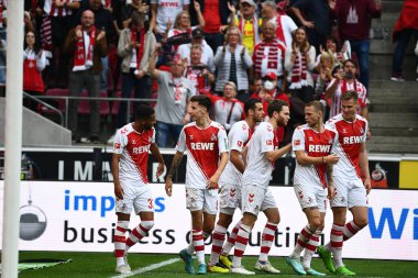 KOLOGNE, ALMANY - 16 Ekim 2022: Denis Hüseyin temel amacını takımla kutluyor. Bundesliga 1 'in futbol maçı. FC Koeln, FC Augsburg 'a karşı. Rhein Enerji Stadyumu Futbol Stadyumu. 