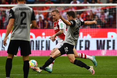 COLOGNE, ALMANY - 16 Ekim 2022: Ondrej Duda, Raphael Framberger. Bundesliga 1 'in futbol maçı. FC Koeln, FC Augsburg 'a karşı. Rhein Enerji Stadyumu Futbol Stadyumu. 